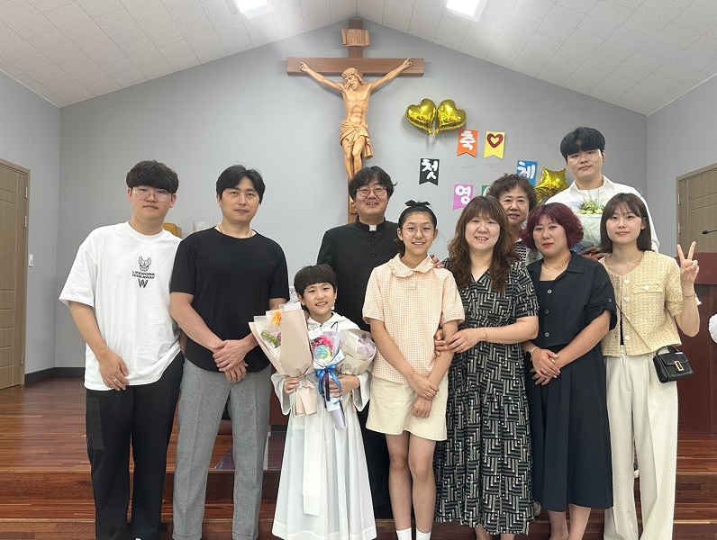 2023.06.11 첫영성체(김우진 안토니오 가족).jpg